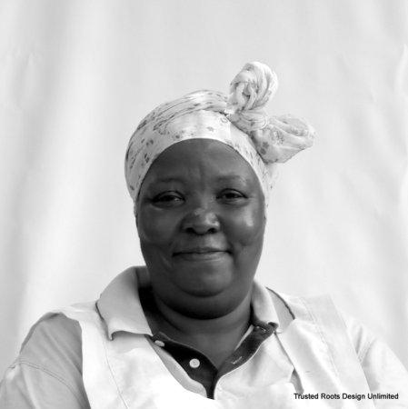 GEZAPHI ANNA SABELA Seit 1996 arbeitet Anna schon bei Wezandla Crafts/Kwazulu-Natal. (Fortsetzung unten)\\n\\n18.06.2015 17:34